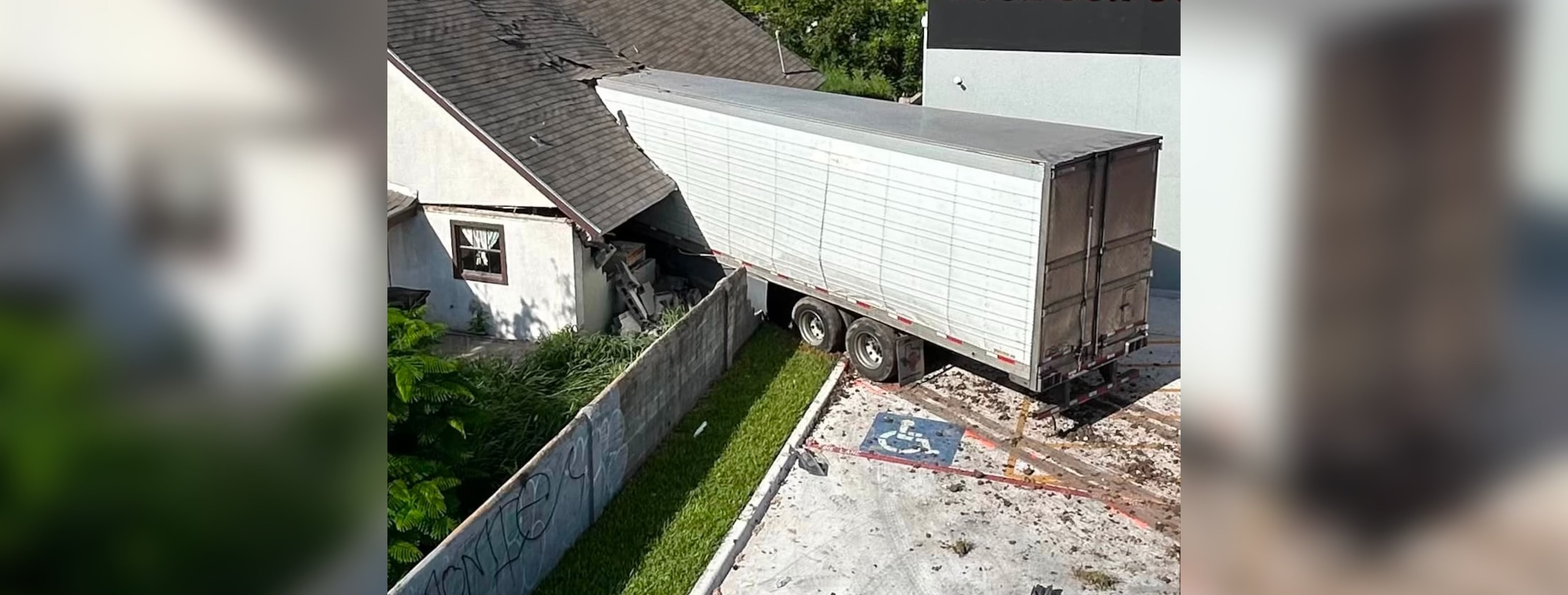 18-Wheeler Crashes Into Texas Home, Killing The Truck Driver - SmashDaTopic